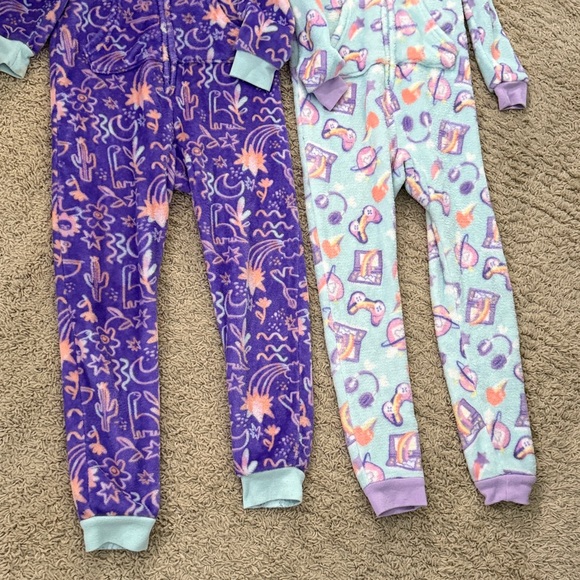Bundle of 2 Hooded Fleece Onesie pajamas size 7/8 - Picture 4 of 4